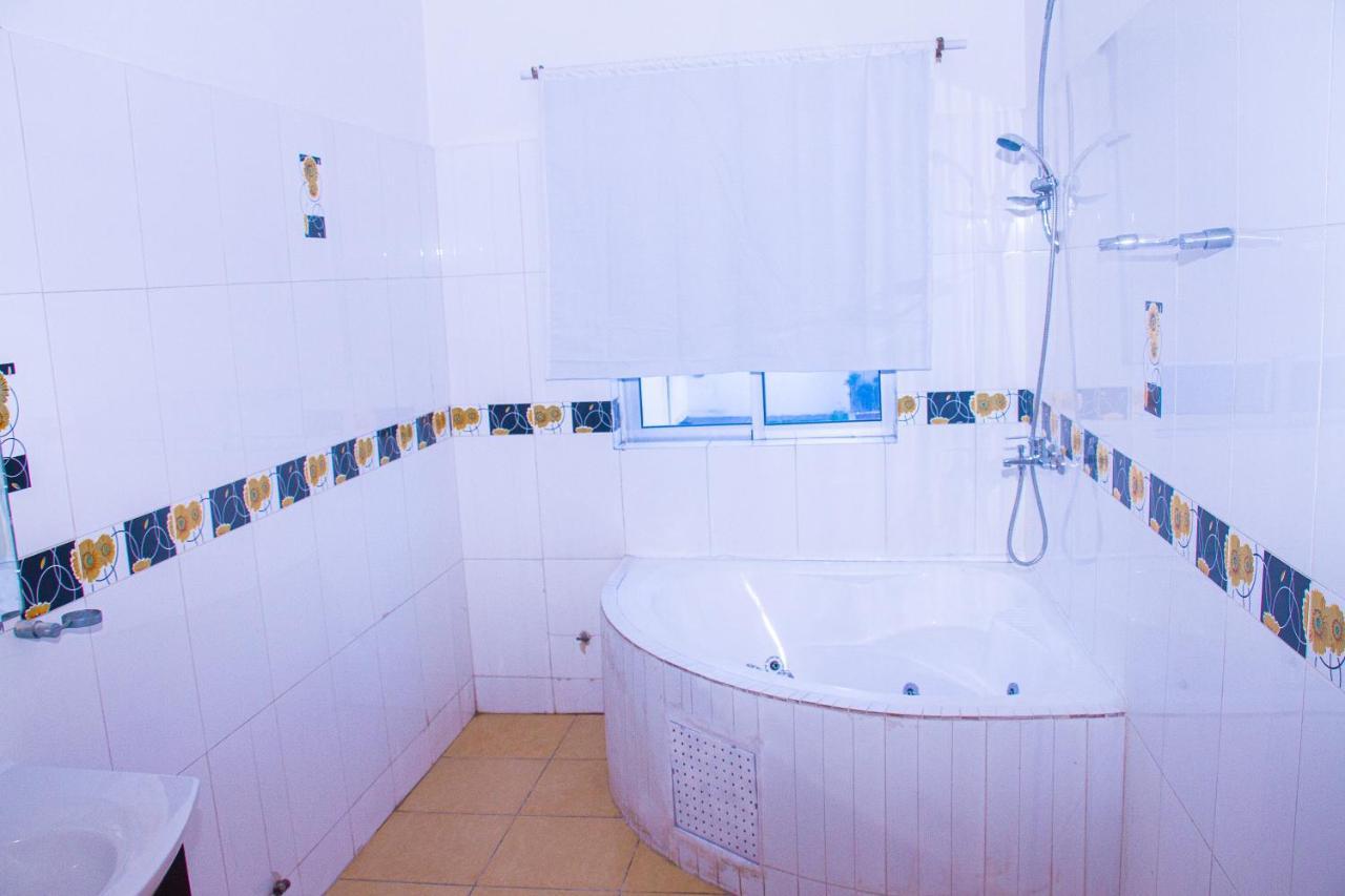 Hotel Amazone โกโตนู ภายนอก รูปภาพ